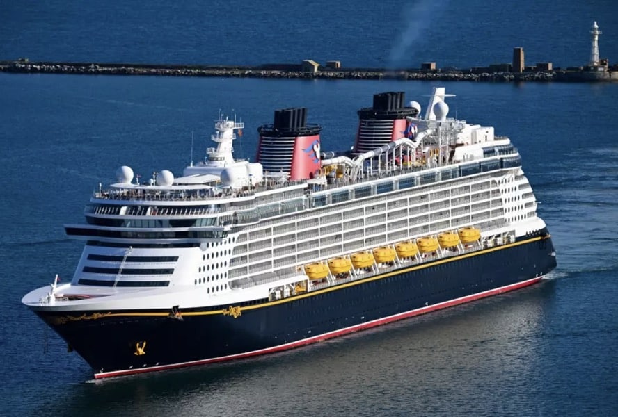 Testemunhas descrevem o que ouviram quando menina caiu ao mar em cruzeiro da Disney e o pai pulou para resgatá-la O pai e a filha estavam a bordo do navio de cruzeiro Disney Dream