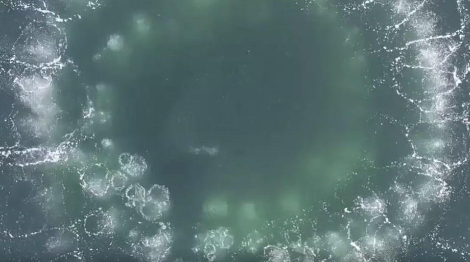 O vídeo mostra bolhas estranhas se formando no oceano (Reddit)