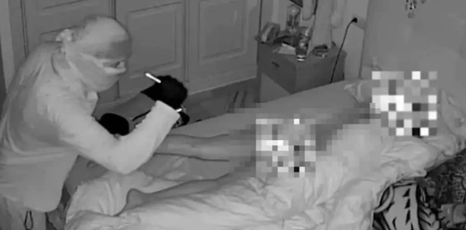 Momento assustador em que invasor observa mulher nua com lanterna enquanto ela dormia ao lado do parceiro O vídeo perturbador mostra o invasor observando Pilar enquanto ela dormia (Cuatro Televisión)