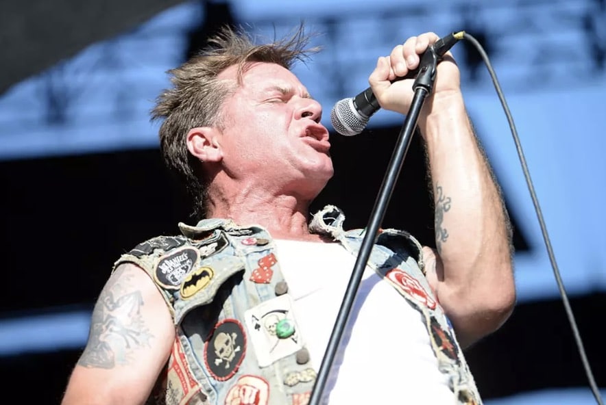 O vocalista do Junkyard, David Roach, fotografado se apresentando em 2015, foi diagnosticado com câncer de pele