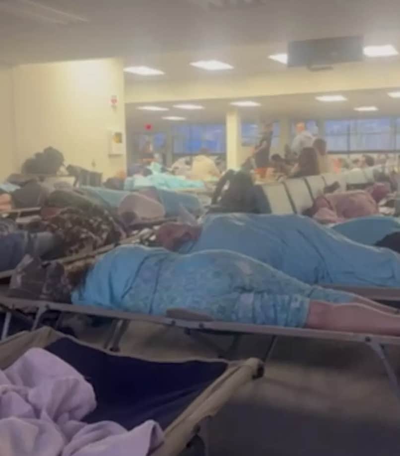 Avião é forçado a desviar rota, deixando passageiros presos por 17 horas após casal cometer ato ilegal Os passageiros foram obrigados a descansar e voar horas depois (SWNS)