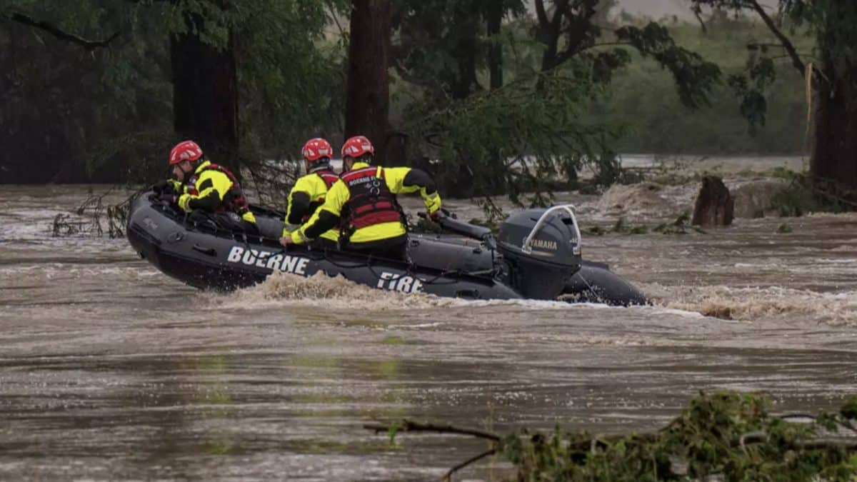 Pelo menos 24 mortos e mais de 20 crianças desaparecidas após acampamento de verão nos EUA ser arrastado por inundações extremas