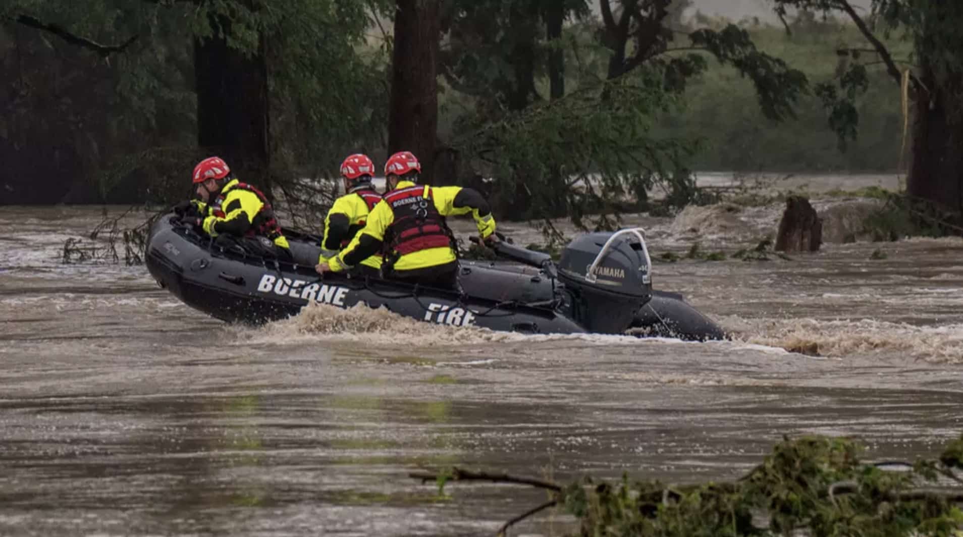 Pelo menos 24 mortos e mais de 20 crianças desaparecidas após acampamento de verão nos EUA ser arrastado por inundações extremas Pelo menos 24 mortos e mais de 20 crianças desaparecidas após acampamento de verão nos EUA ser arrastado por inundações extremas