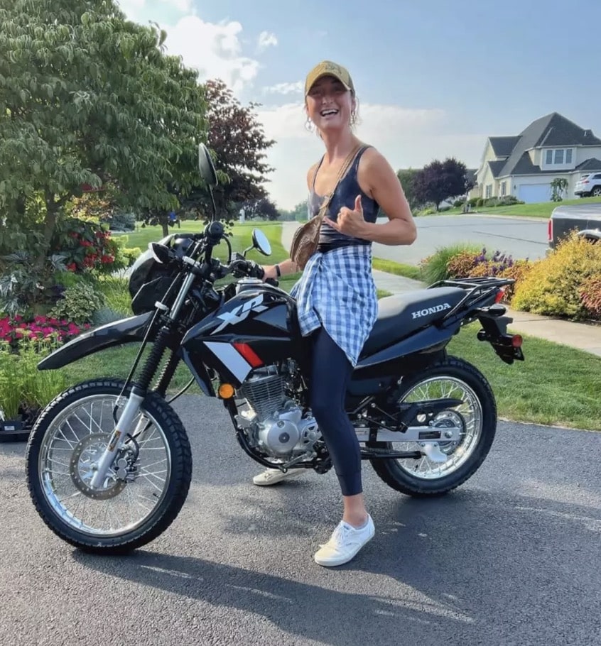 Mulher de 27 anos revela o único sintoma que os médicos continuavam "desconsiderando" antes de ser diagnosticada com câncer em estágio 4 Rylie Toomey disse que os médicos inicialmente ignoraram seus sintomas (GoFundMe)