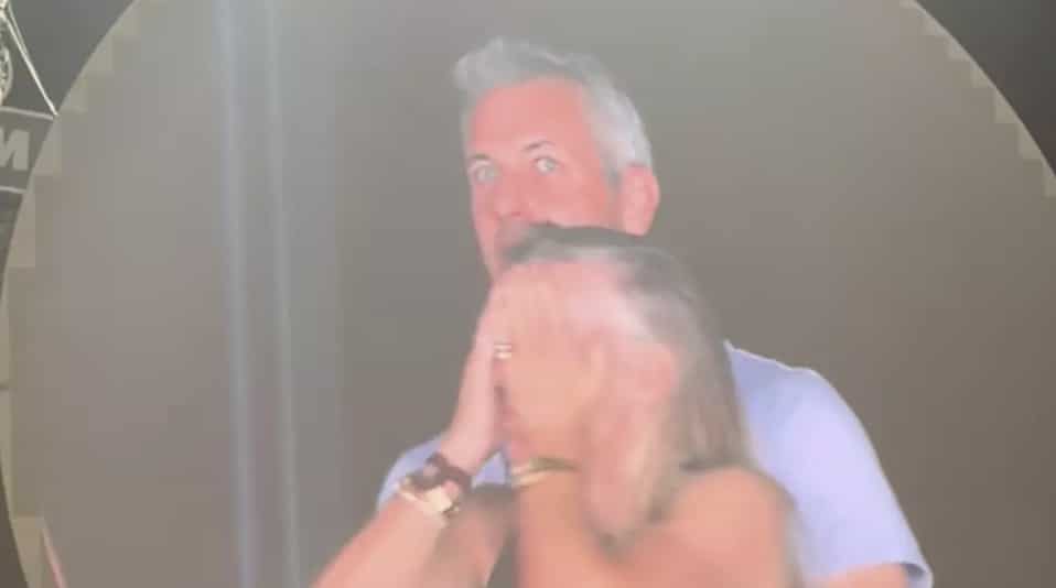A verdade por trás das alegações virais de que Os Simpsons previram o momento do "casal do Coldplay" Se eles apenas tivessem agido normalmente, talvez tivessem se safado (TikTok/@instaagraace)