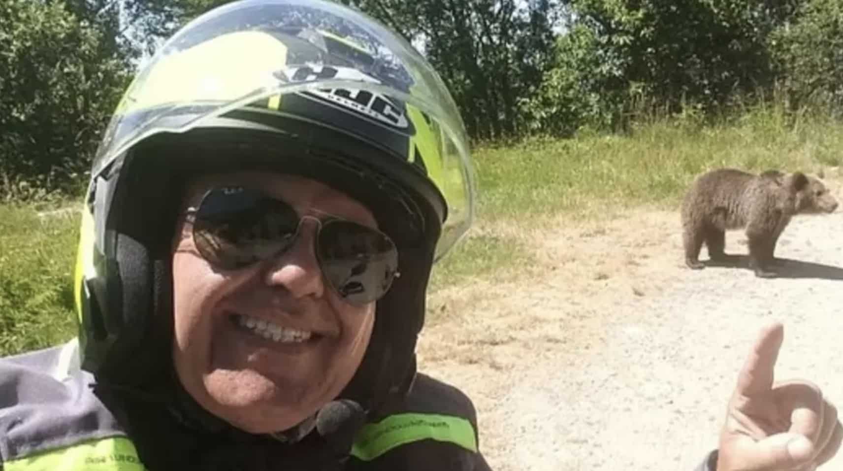 Selfie angustiante de turista com filhote antes de ser morto por ataque de urso Selfie angustiante de turista com filhote antes de ser morto por ataque de urso