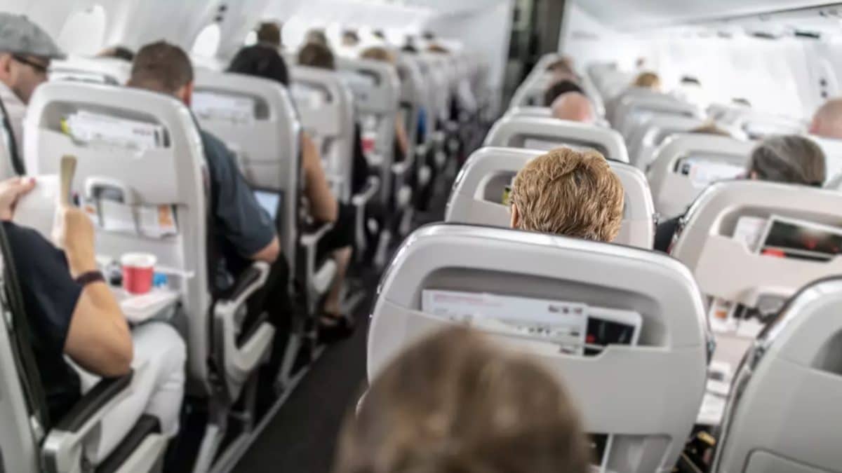 Todos estão dizendo a mesma coisa após homem "se recusar a ceder assento de avião para mãe enlutada"