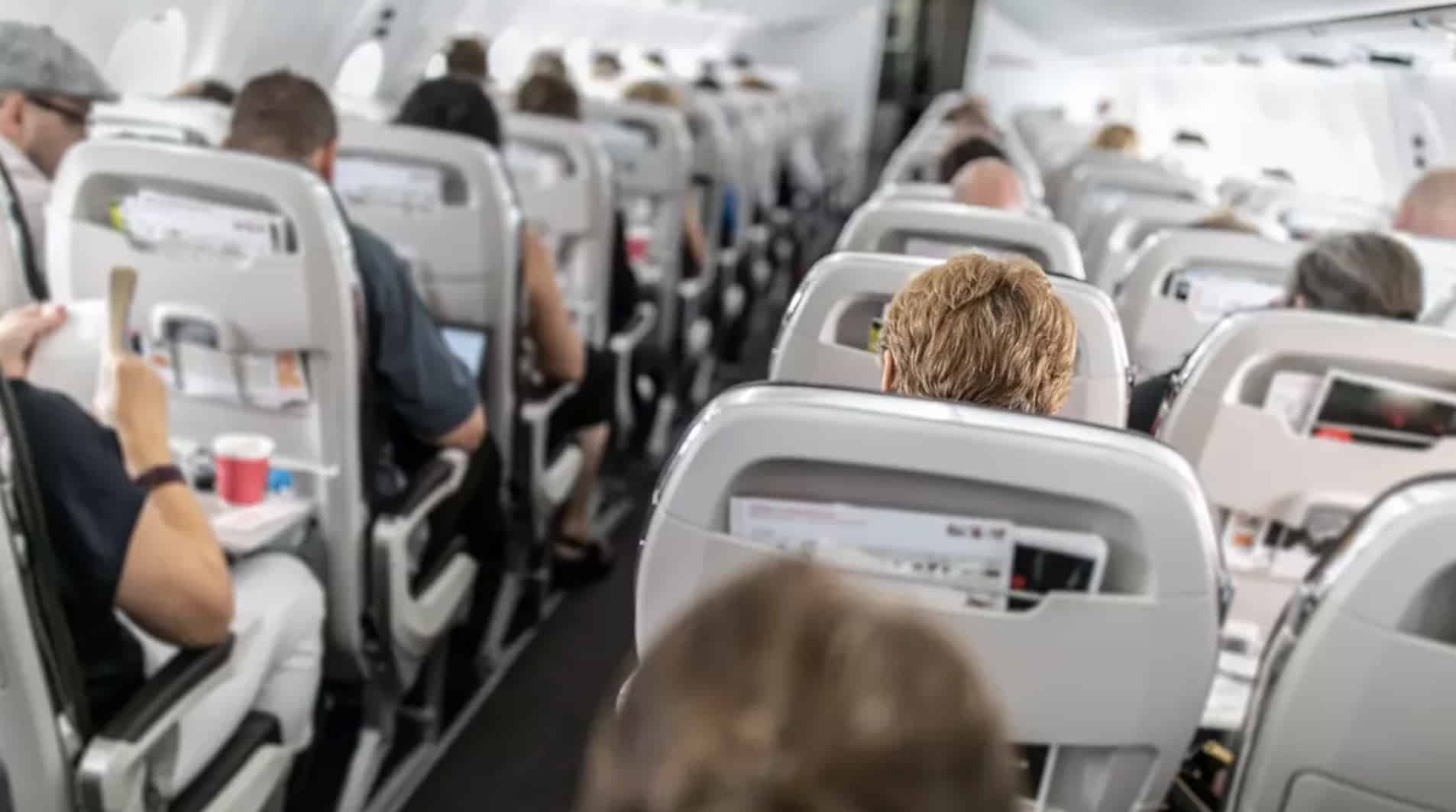 Todos estão dizendo a mesma coisa após homem "se recusar a ceder assento de avião para mãe enlutada" Todos estão dizendo a mesma coisa após homem "se recusar a ceder assento de avião para mãe enlutada"