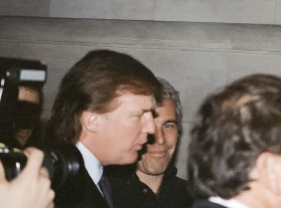 Trump responde após novas fotos dele com Jeffrey Epstein serem divulgadas Trump e Epstein eram conhecidos por frequentar os mesmos eventos sociais