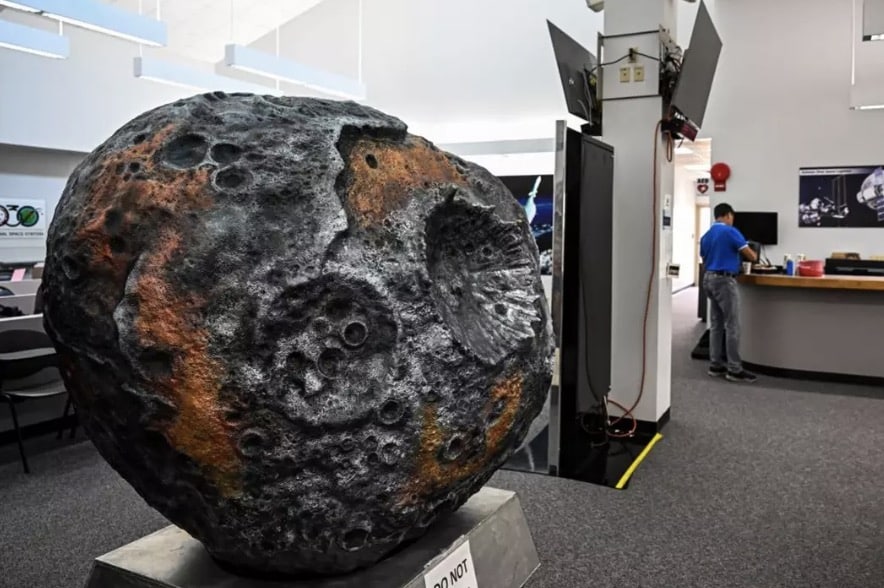 Asteroide avaliado em $ 10.000.000.000.000.000.000 que a NASA quer capturar pode ter um impacto devastador Um modelo do 16 Psyche no Kennedy Space Center