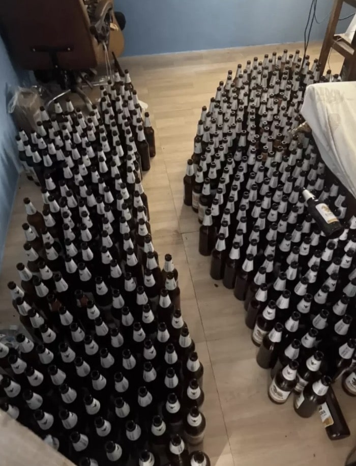 Uma coleção de garrafas de cerveja foi encontrada ao lado da cama dele (Facebook)