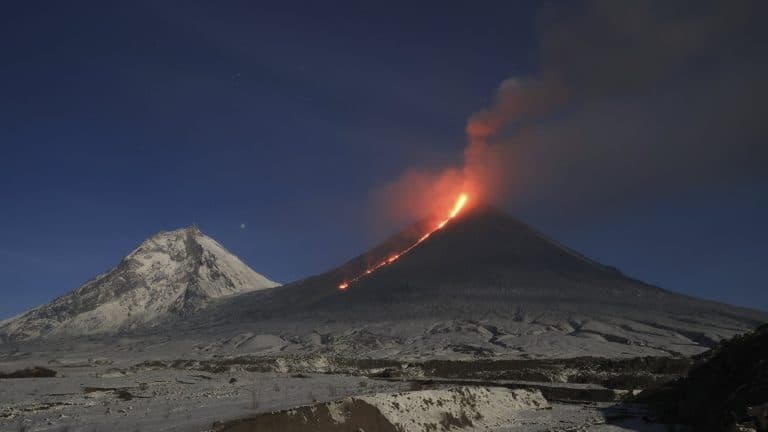 Vulcão na Rússia começa a entrar em erupção após grande terremoto no Pacífico