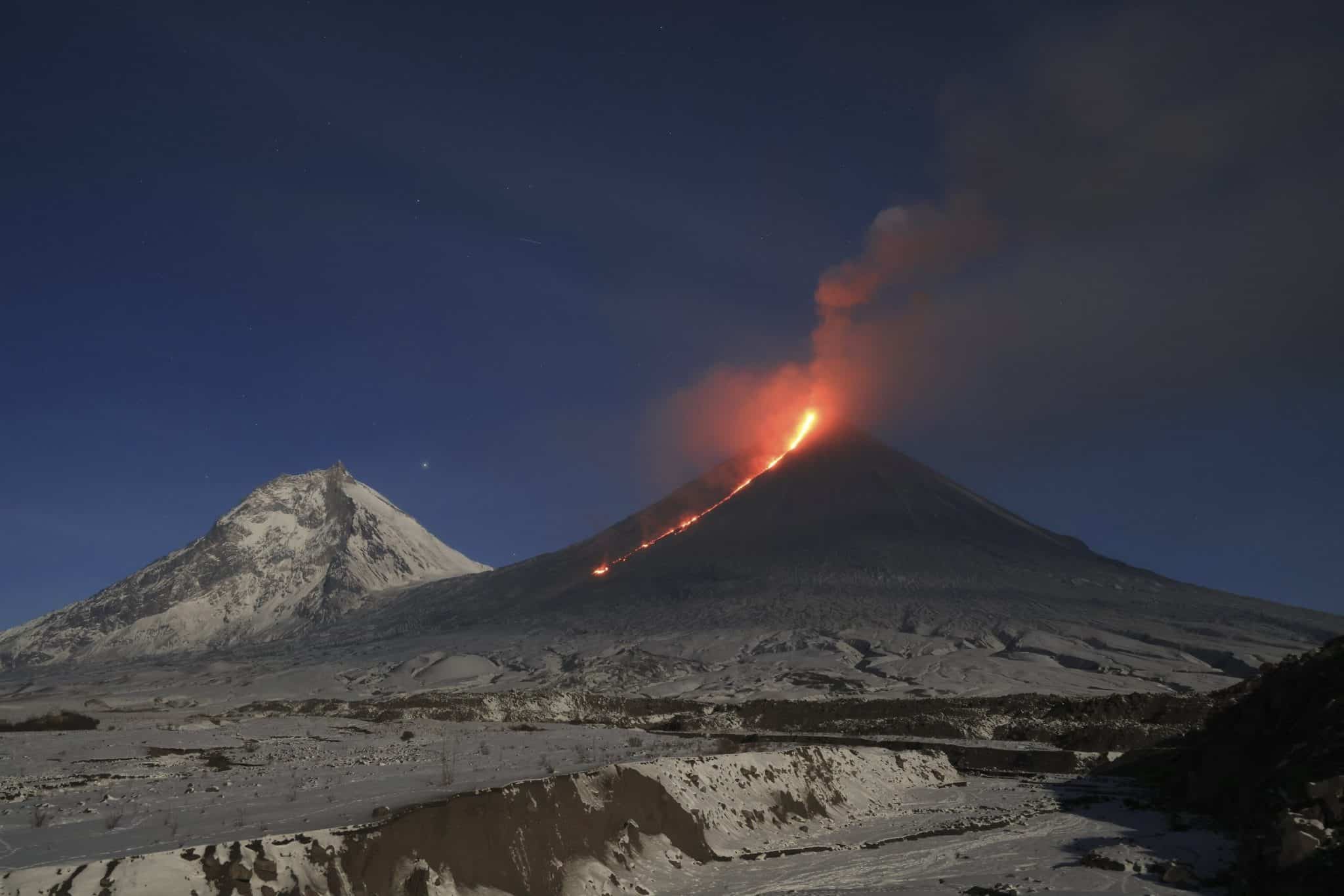 Vulcão na Rússia começa a entrar em erupção após grande terremoto no Pacífico