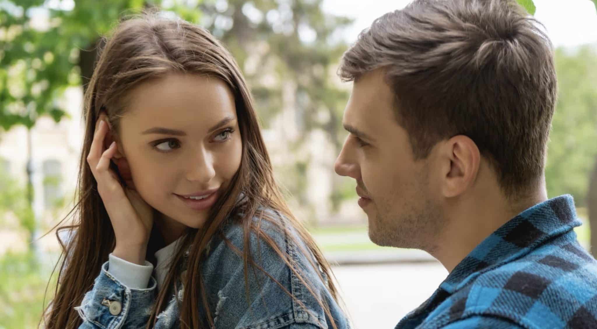Psicólogos descobriram que uma técnica de flerte funciona "quase sempre" para homens e mulheres Psicólogos descobriram que uma técnica de flerte funciona "quase sempre" para homens e mulheres