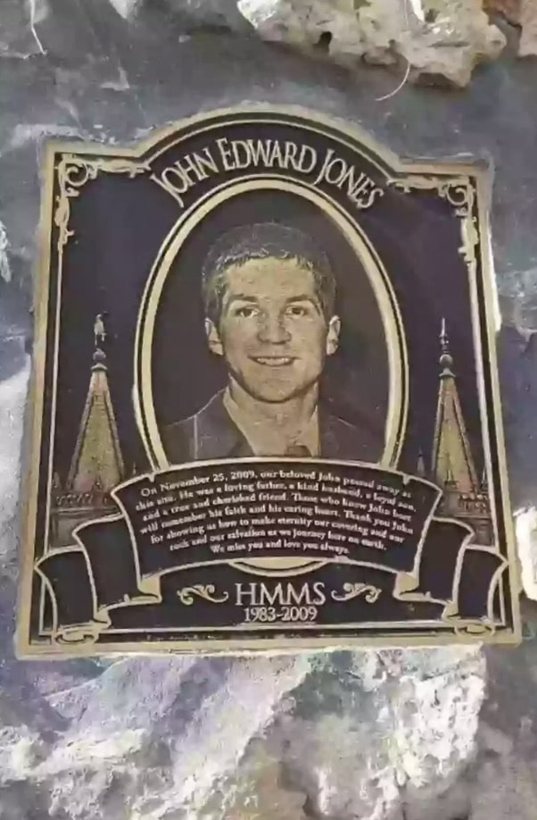 Socorrista que tentou salvar homem da "pior morte imaginável" explicou por que não conseguiu salvá-lo A antiga caverna foi transformada em um memorial improvisado (Find A Grave)