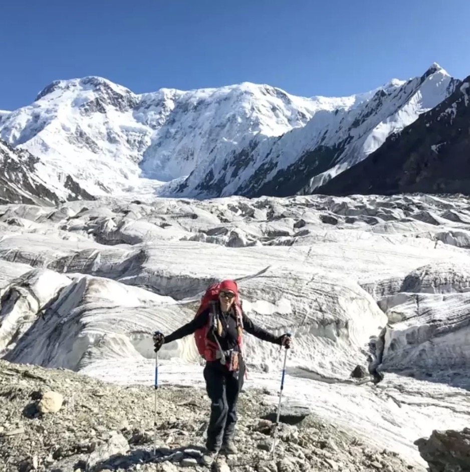 Socorristas abandonaram esforços para salvar mulher com perna quebrada presa a 6.700 m de altitude em uma montanha por pelo menos 10 dias A experiente alpinista estaria presa desde que quebrou a perna (east2west)