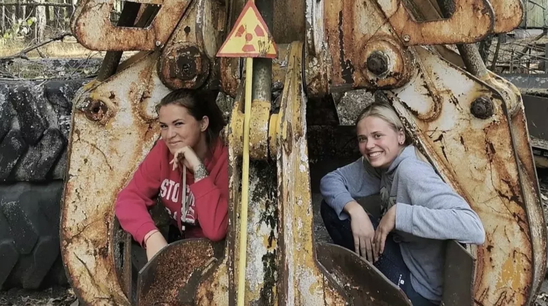 A verdade por trás da foto arrepiante de duas mulheres sentadas sobre "a coisa mais radioativa de Chernobyl"