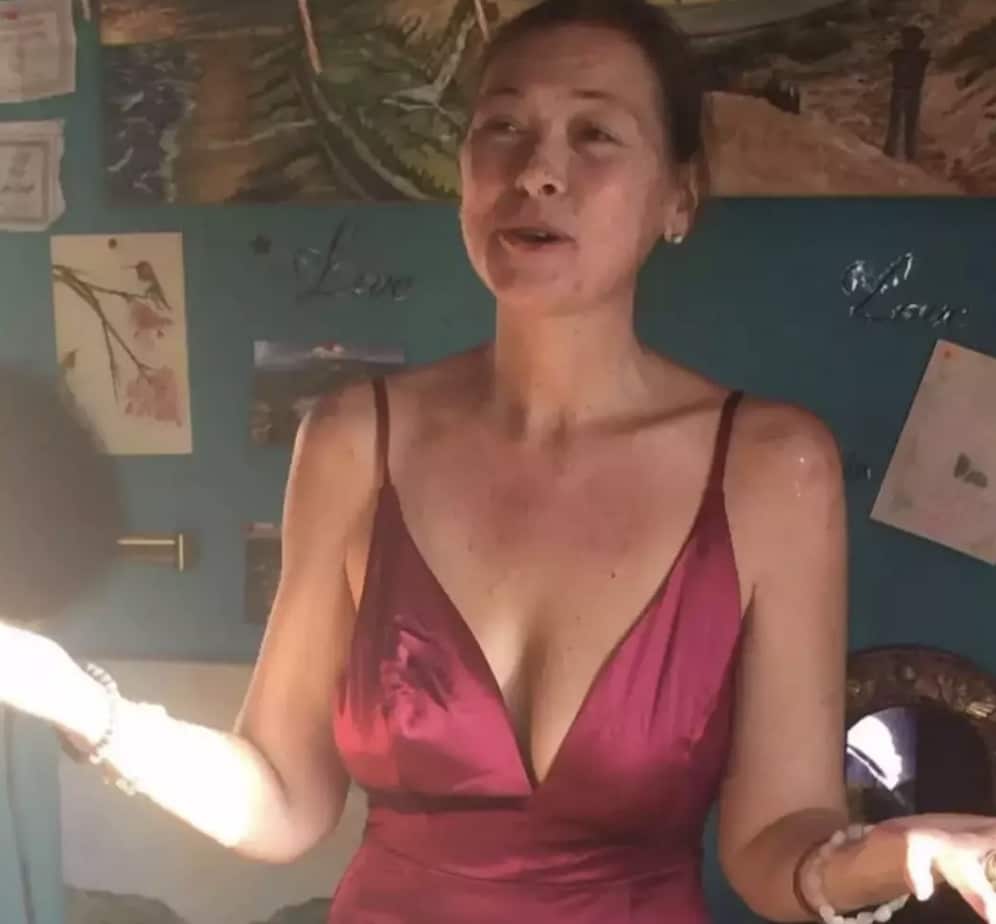 Líder de culto que ficou azul foi encontrada mumificada em documentário realmente insano Amy Carlson acreditava ser a reencarnação de Jesus Cristo (HBO)