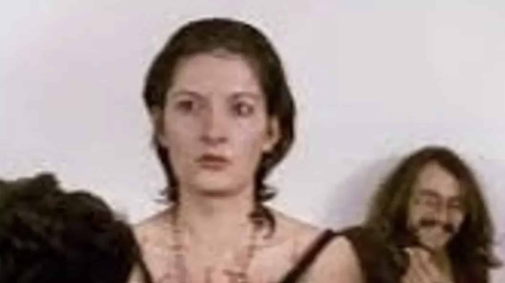 Artista que deixou as pessoas 'fazerem qualquer coisa com ela' fez outra performance que 'poderia tê-la matado a qualquer momento' Artista que deixou as pessoas 'fazerem qualquer coisa com ela' fez outra performance que 'poderia tê-la matado a qualquer momento'