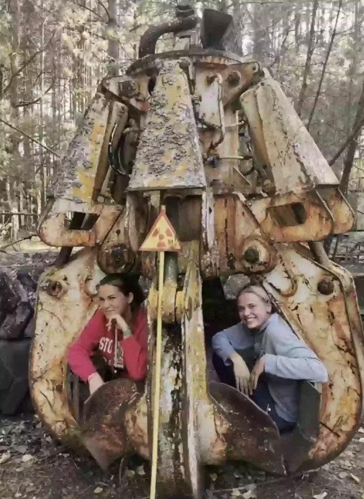 As turistas acharam que seria uma boa ideia ter contato com a garra radioativa (Reddit)