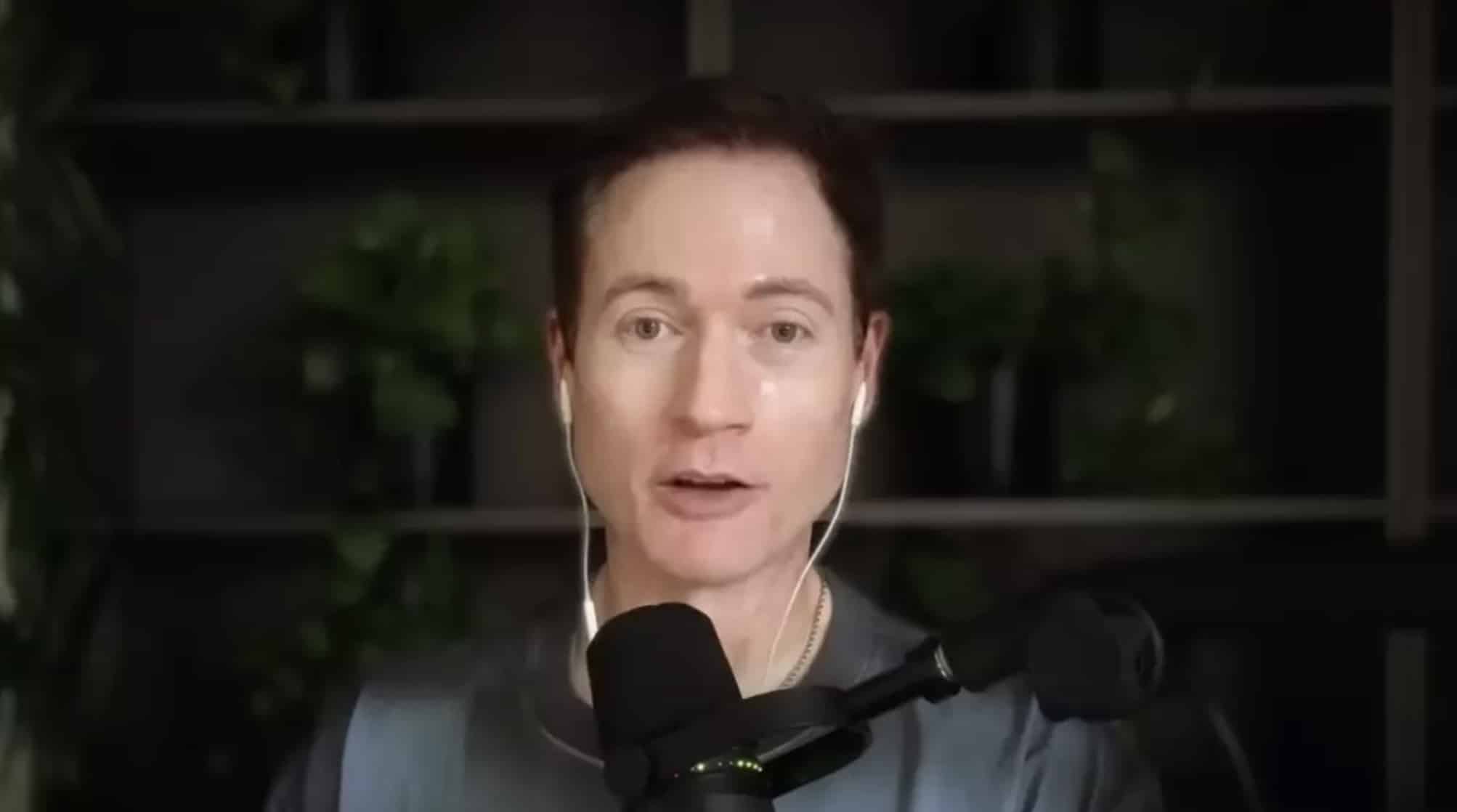 Biohacker que gasta $ 2.000.000 para "viver para sempre" revela motivo chocante pelo qual sua urina agora está azul