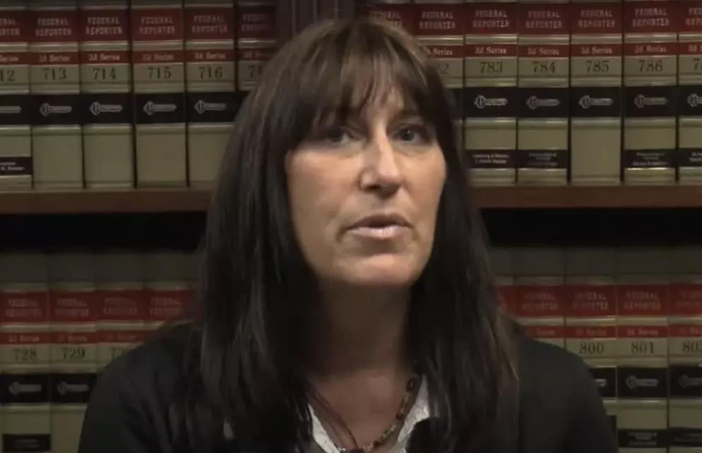 Mulher doou um rim para sua chefe e depois foi demitida por ela Debbie afirma que foi demitida da empresa não muito tempo depois (YouTube/Newsday)
