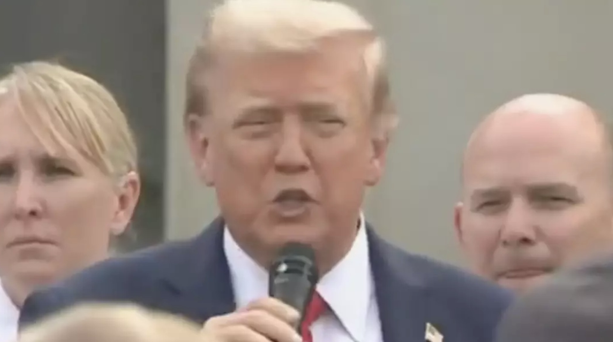 Discurso bizarro de Trump sobre grama faz todos pensarem que ele "perdeu completamente a cabeça"