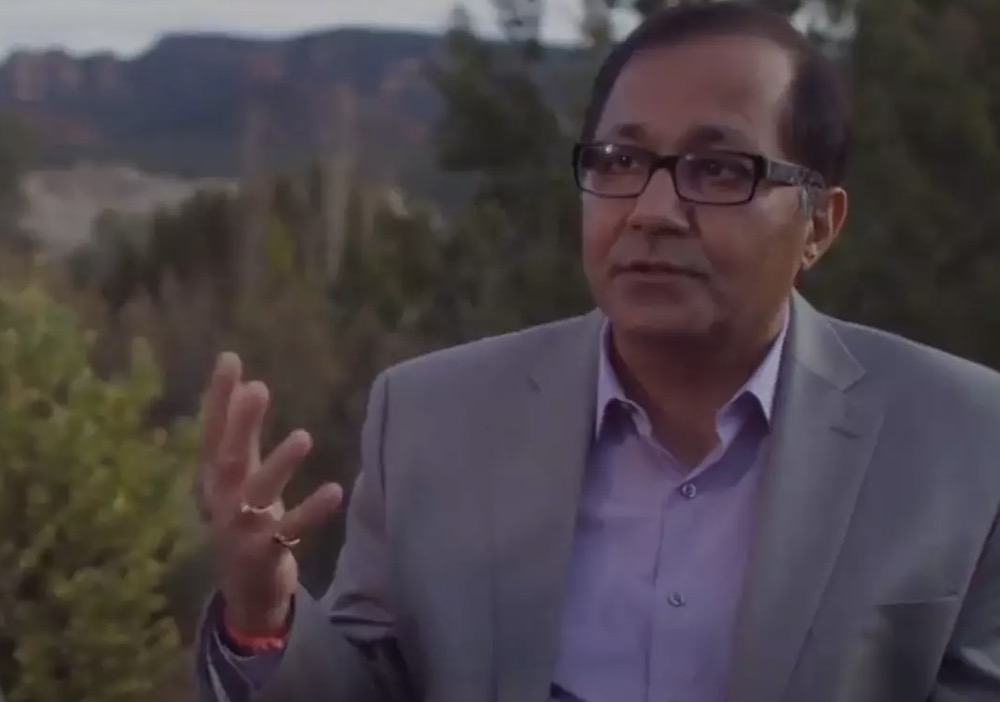 Médico que "morreu e viu o inferno" afirma que nada foi igual desde que foi ressuscitado Dr. Raj Parti falou extensivamente e escreveu livros sobre sua experiência de quase morte (Raj Parti/YouTube)