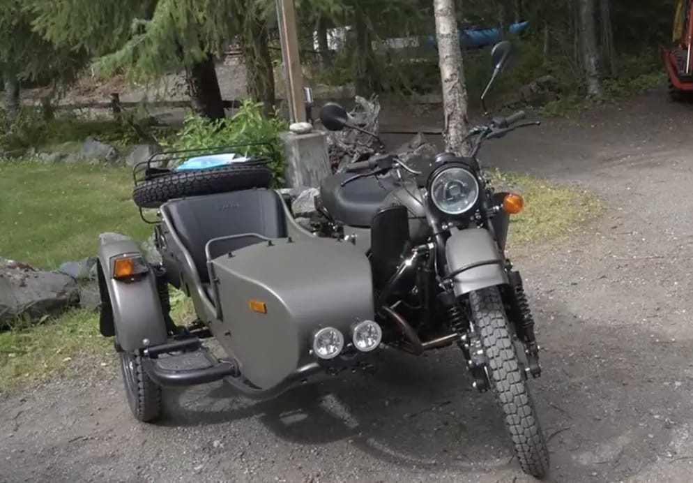Putin presenteia homem do Alasca com uma motocicleta de US$ 22.000 e ele não faz ideia do motivo Ele não entende muito bem por que recebeu a moto (KTUU)