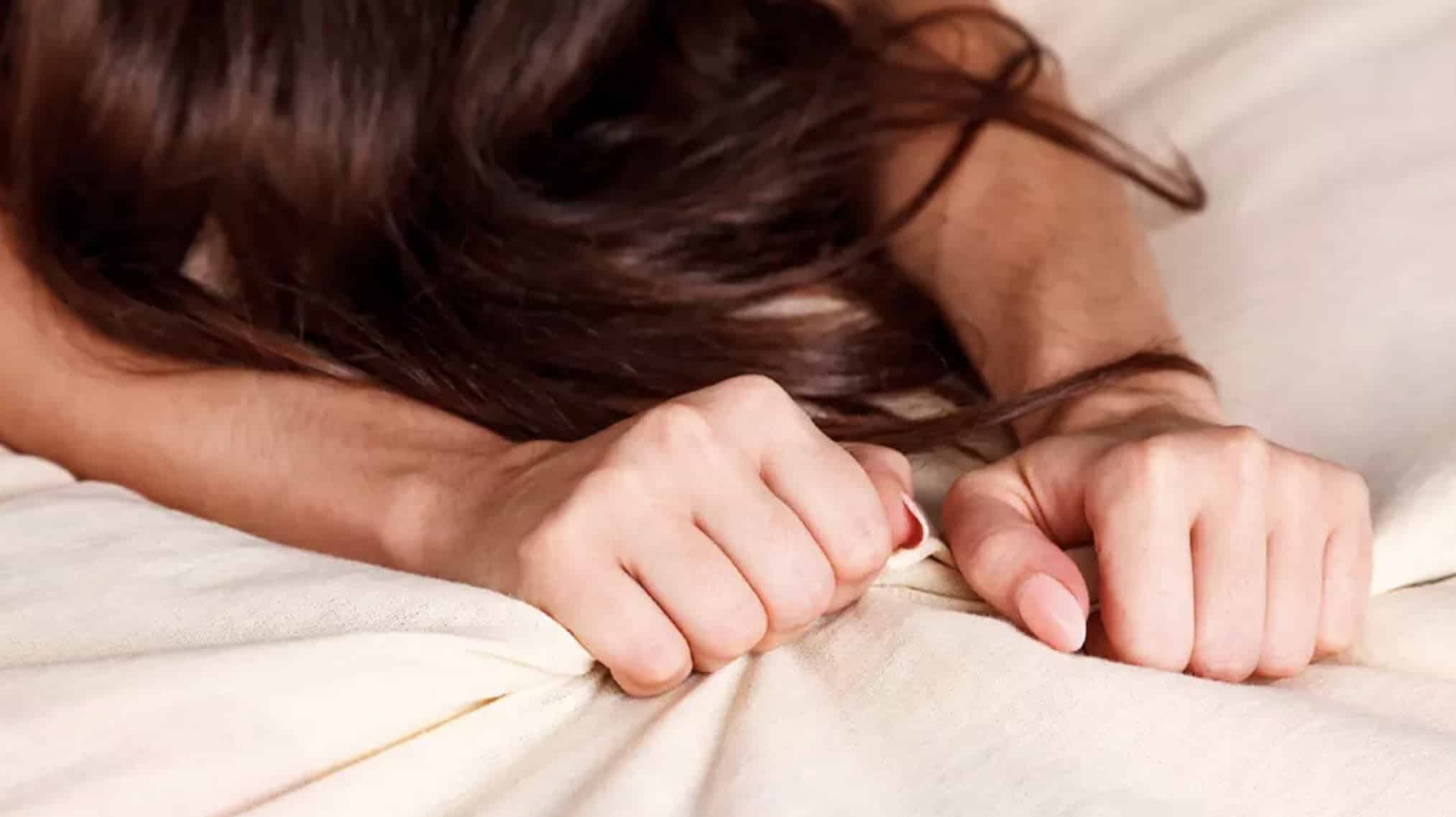 Especialistas são obrigados a investigar caso de mulher de 20 anos que "não consegue parar de ter orgasmos" e ninguém sabe o motivo Especialistas são obrigados a investigar caso de mulher de 20 anos que "não consegue parar de ter orgasmos" e ninguém sabe o motivo