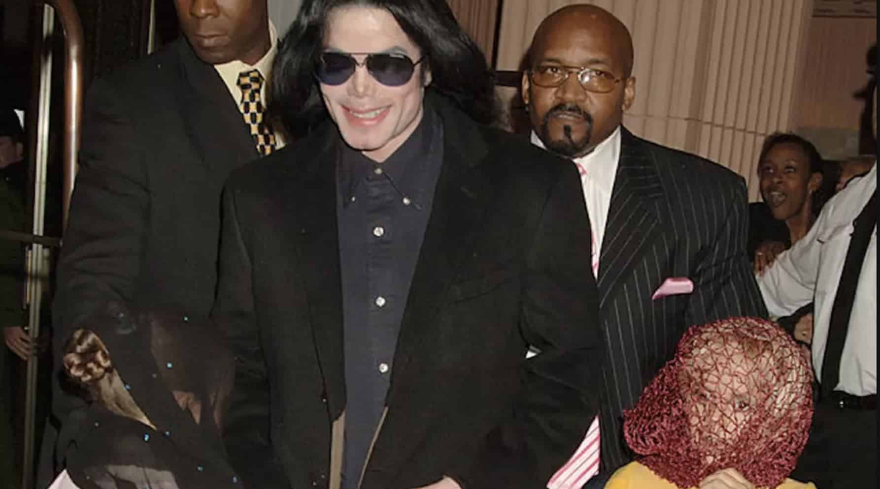 Filho de Michael Jackson revelou o motivo pelo qual o pai sempre cobria seu rosto Filho de Michael Jackson revelou o motivo pelo qual o pai sempre cobria seu rosto