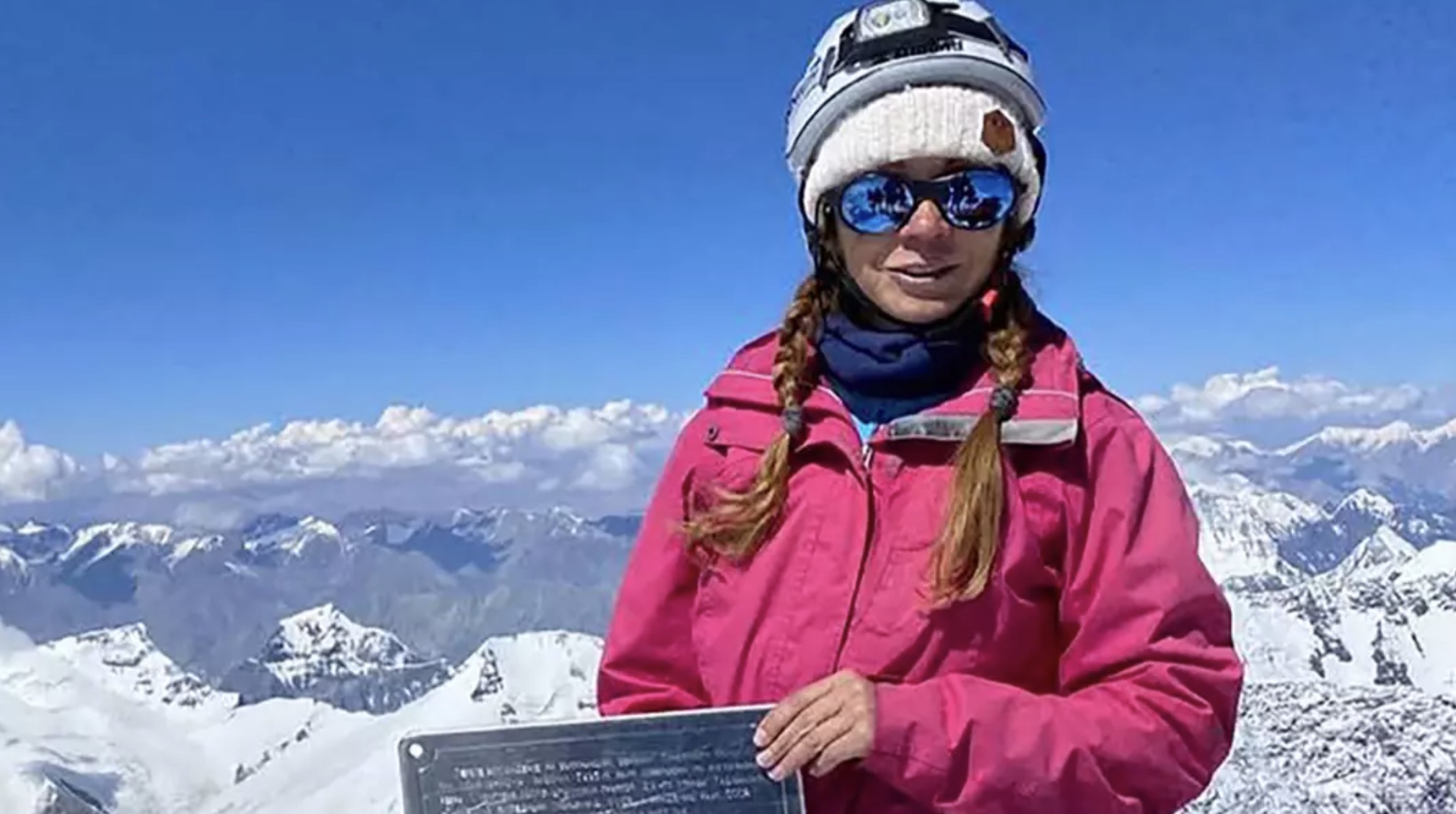 Filho de alpinista "deixada para morrer" após ficar presa na montanha faz apelo desesperado ao afirmar que ela "ainda está viva" Filho de alpinista "deixada para morrer" após ficar presa na montanha faz apelo desesperado ao afirmar que ela "ainda está viva"