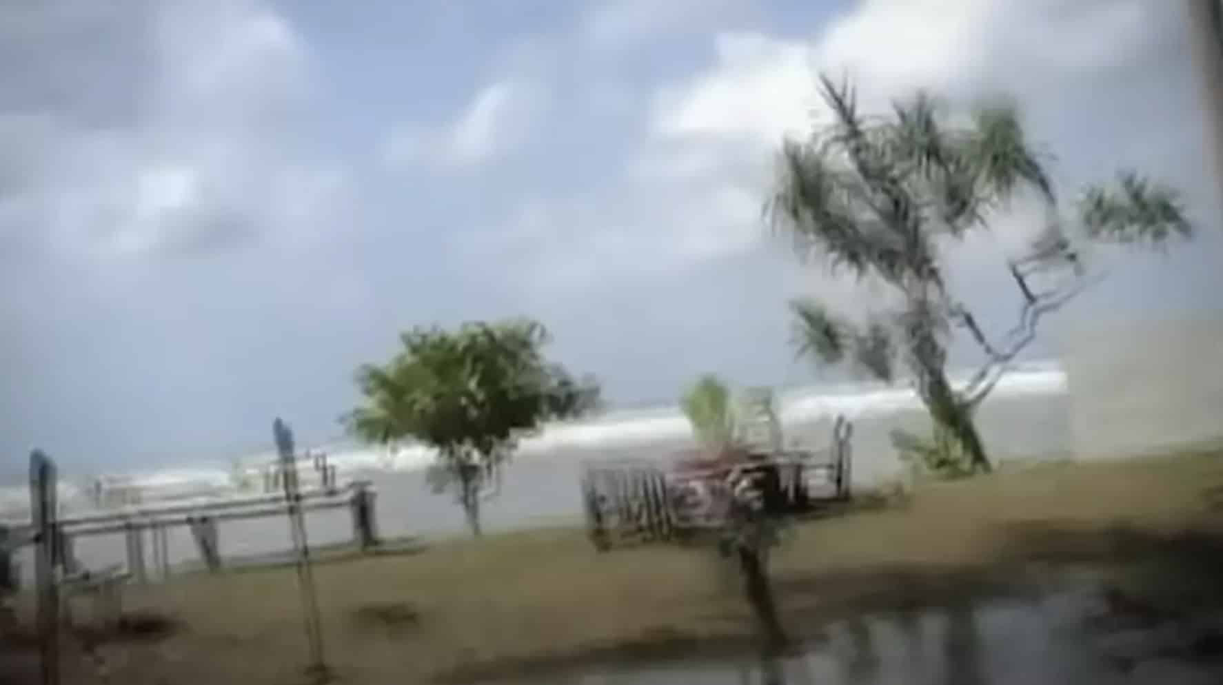 'Filmagem inédita' do tsunami mortal que matou 220.000 pessoas mostram o momento do impacto antes da imensa devastação 'Filmagem inédita' do tsunami mortal que matou 220.000 pessoas mostram o momento do impacto antes da imensa devastação