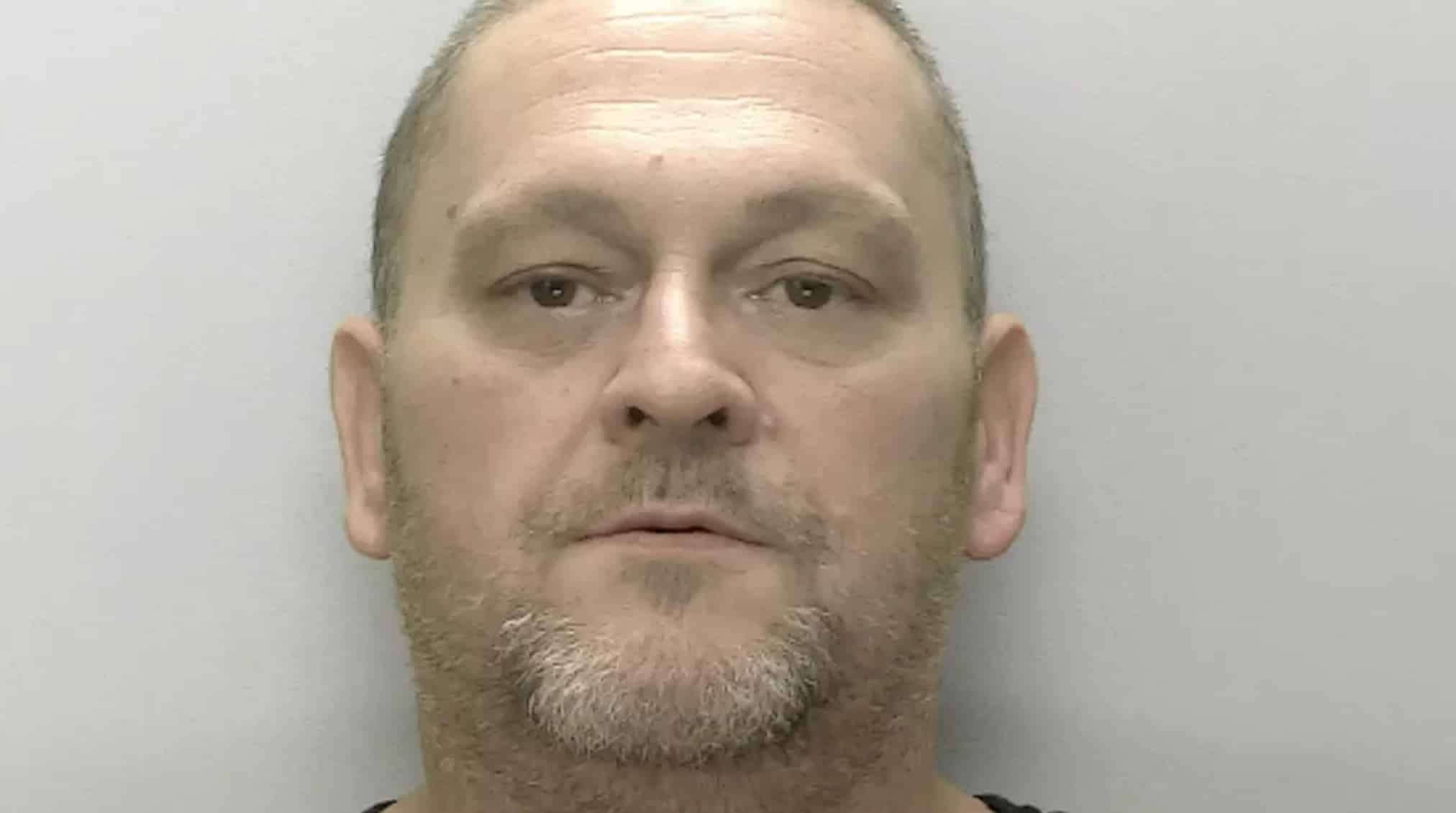 Homem encontrou ex-namorada morta em seu apartamento, mas viveu com o corpo dela por anos, enquanto o tribunal ouvia detalhes chocantes