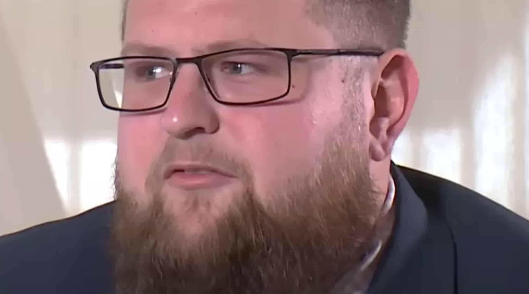 Homem que acusou a mãe de abuso sexual compartilha atualização após revelação do resultado do teste de DNA do irmão mais novo