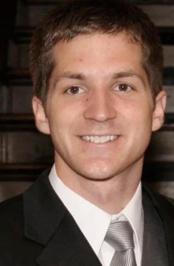 Socorrista que tentou salvar homem da "pior morte imaginável" explicou por que não conseguiu salvá-lo John Edward Jones tinha 26 anos e seu corpo nunca foi recuperado da caverna Nutty Putty