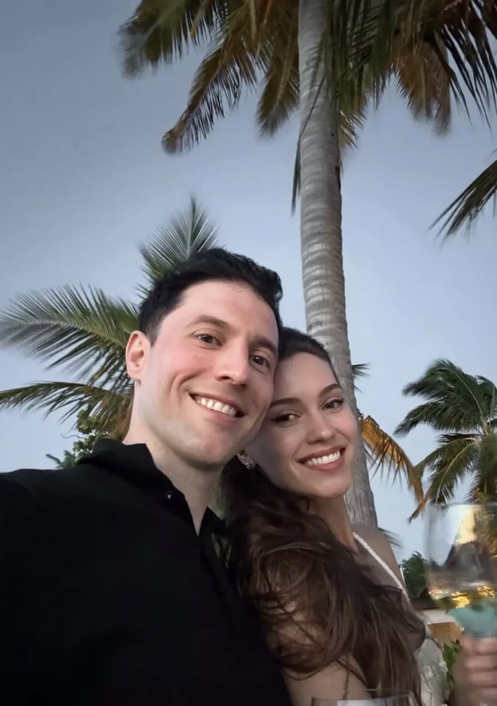 Kseniya Alexandrova e seu marido Ilya fotografados juntos em férias em junho (Instagram/kseniyaalexandrova)