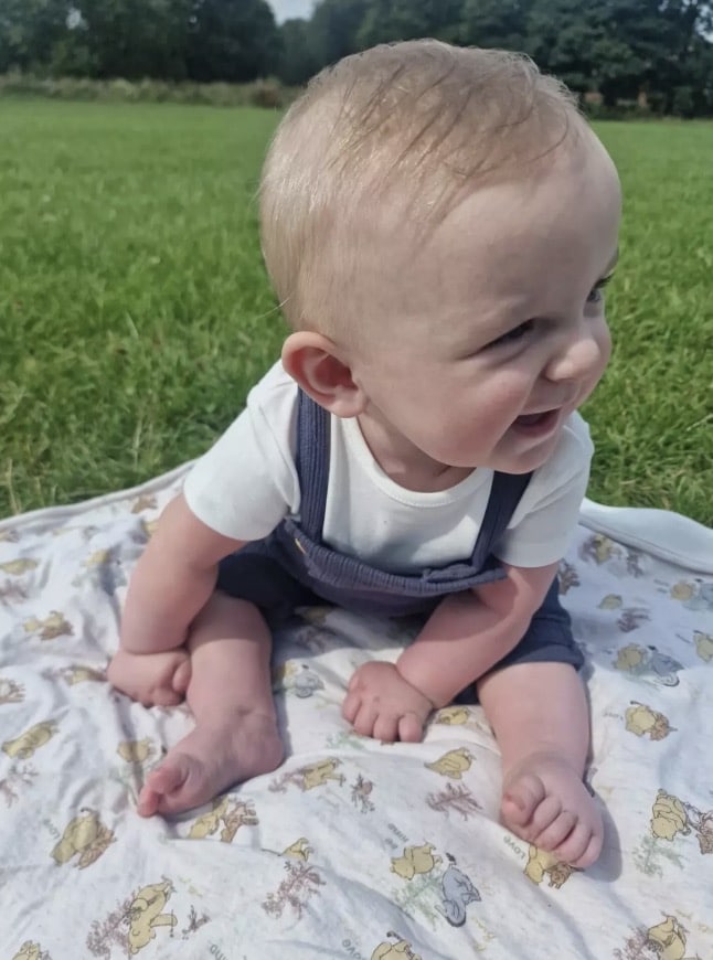 Mãe foi informada de que o filho tinha "síndrome do bebê feliz" antes de descobrirem que era uma doença rara e incurável Laura Mattinson revelou que começou a notar mudanças em seu filho Ezra por volta dos oito meses de idade (SWNS)