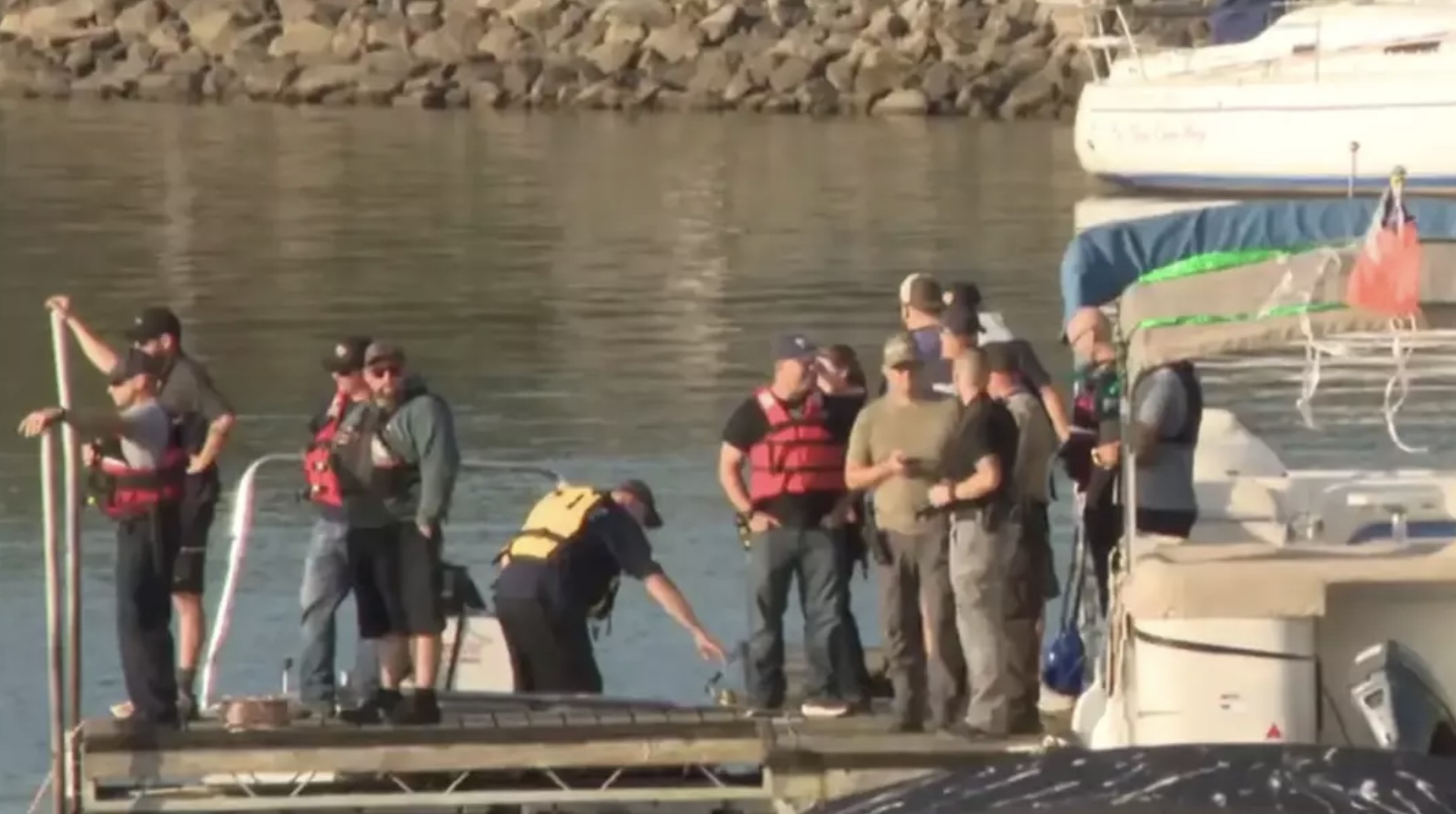 Mãe é acusada de afogar filho de 4 anos em lago "por Deus" em meio a "delírios espirituais", enquanto o marido também morre Mãe é acusada de afogar filho de 4 anos em lago "por Deus" em meio a "delírios espirituais", enquanto o marido também morre