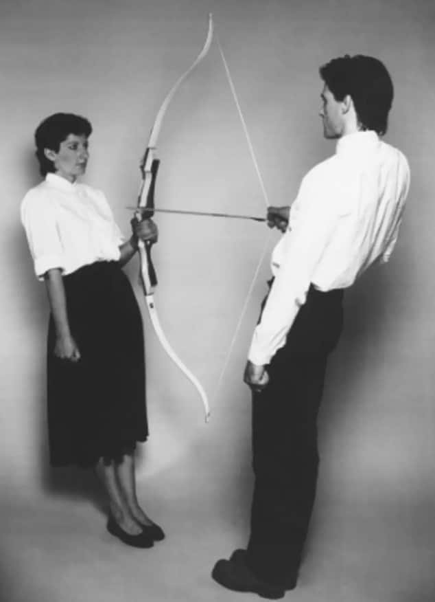 Artista que deixou as pessoas 'fazerem qualquer coisa com ela' fez outra performance que 'poderia tê-la matado a qualquer momento' Marina Abramović arriscou sua vida com a performance ‘Rest Energy’ em 1980 (Marina Abramovic Institute)