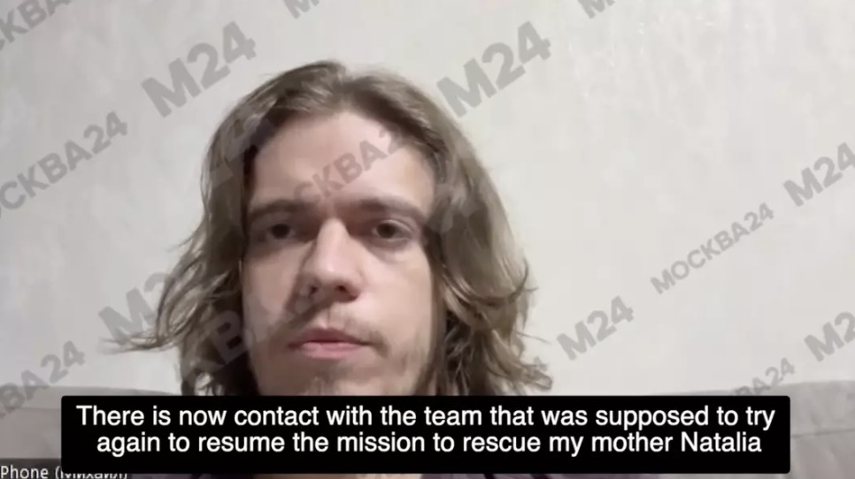 Filho de alpinista "deixada para morrer" após ficar presa na montanha faz apelo desesperado ao afirmar que ela "ainda está viva" Mikhail acredita que sua mãe ainda está viva (East2West)