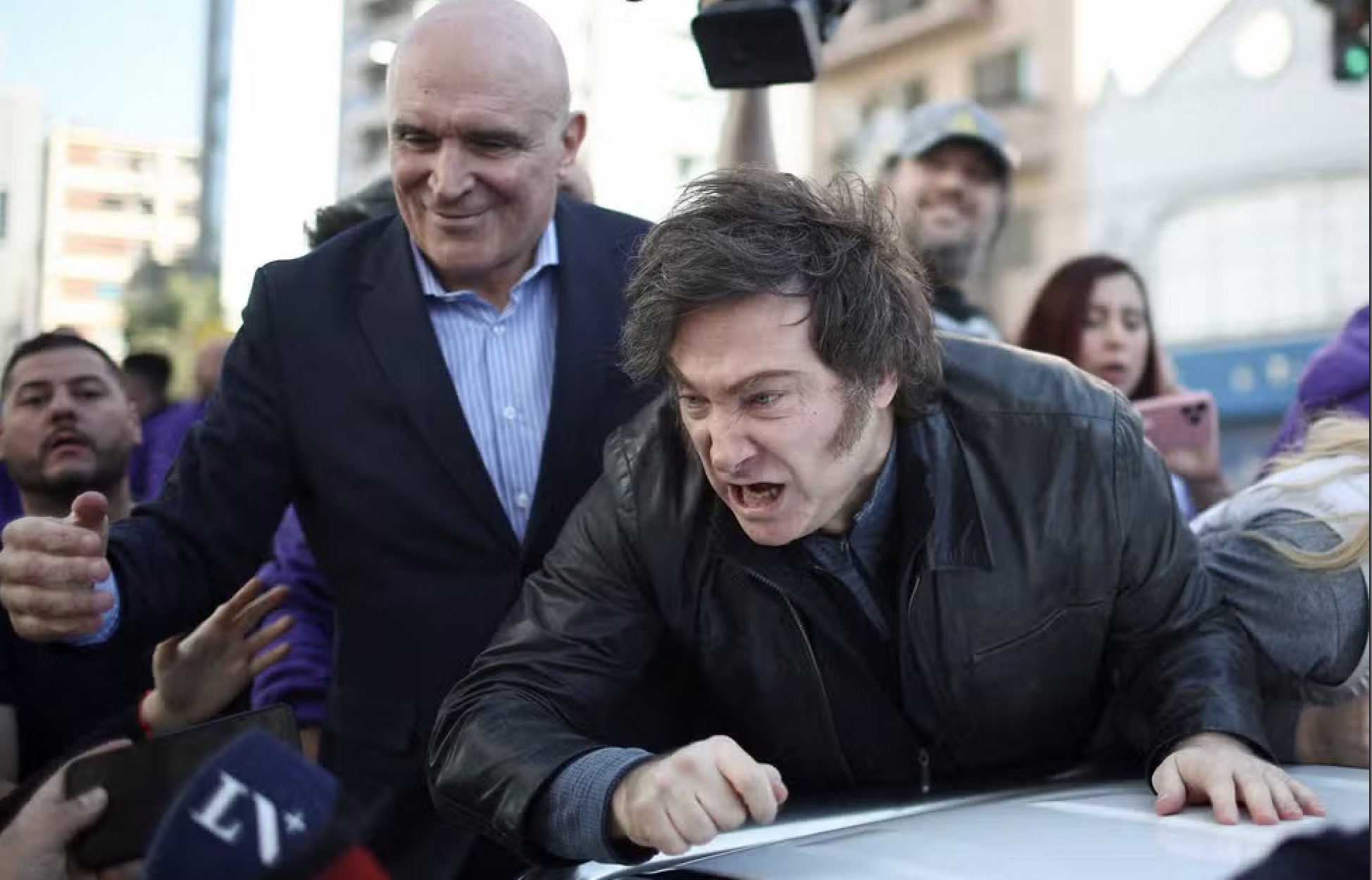 Milei se pronuncia após ser atacado com pedras na Argentina Milei se pronuncia após ser atacado com pedras na Argentina