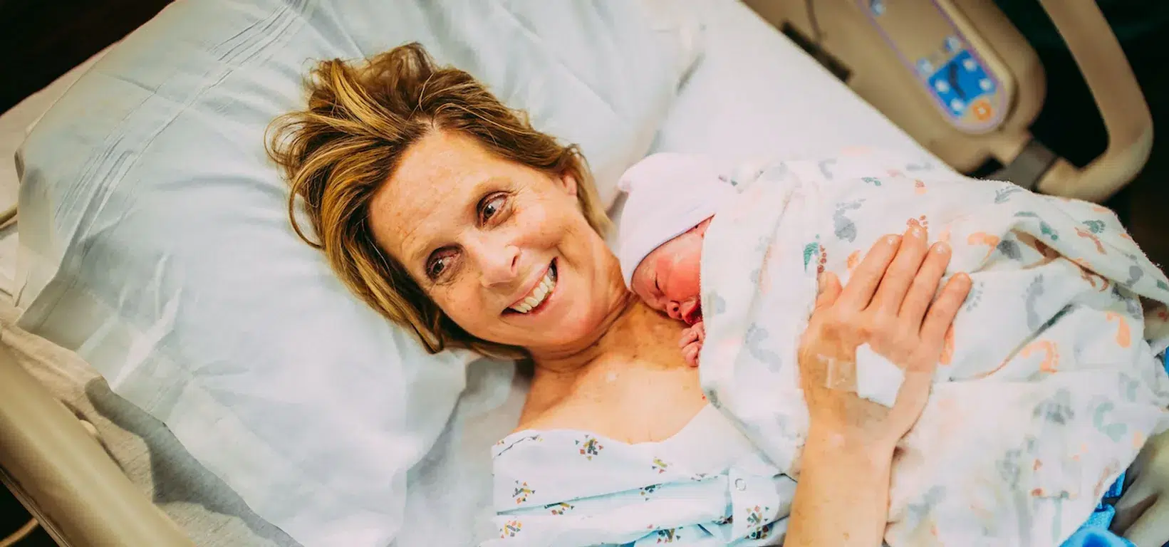 Mulher de 61 anos deu à luz seu próprio neto usando o esperma do filho e o óvulo da irmã de sua parceira