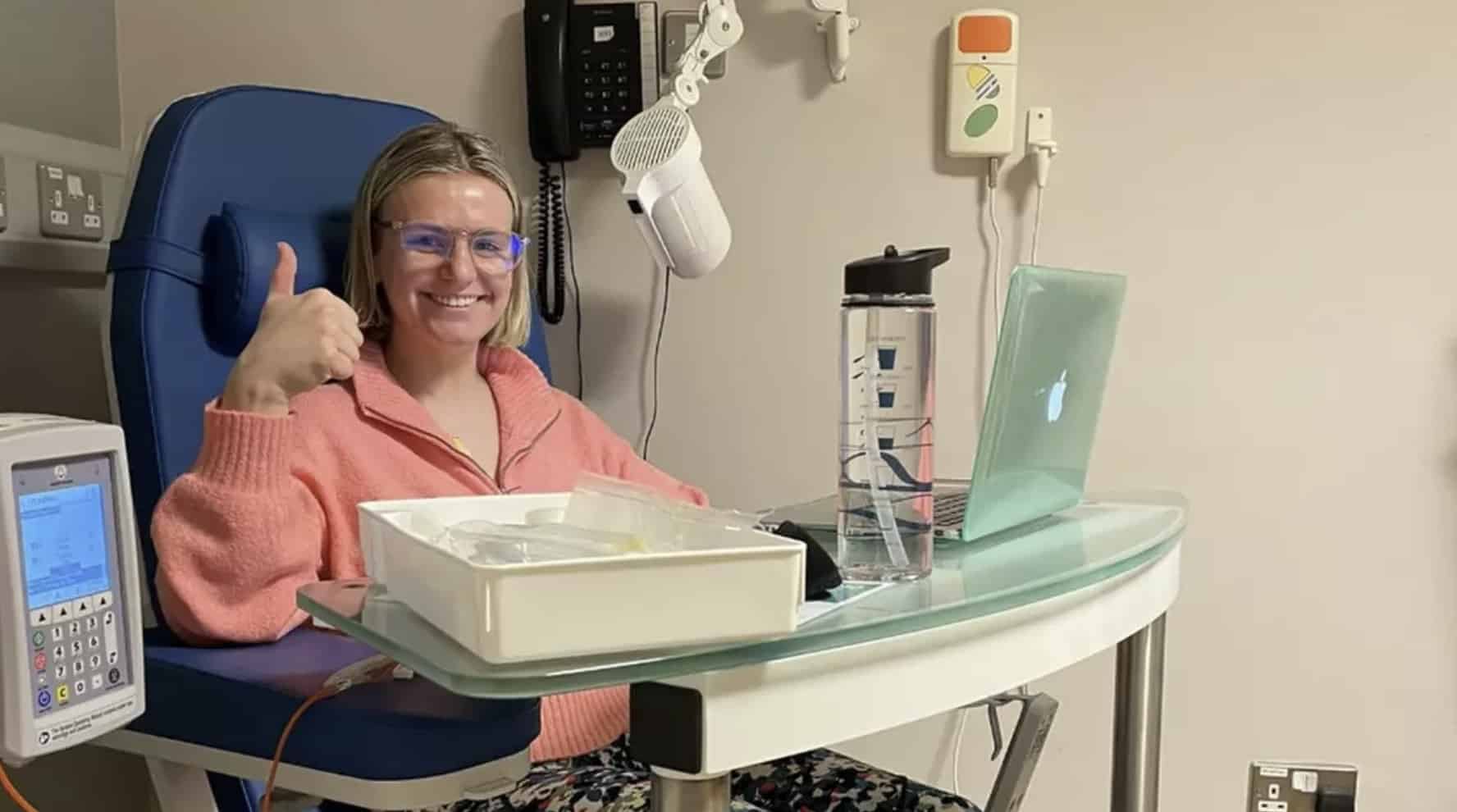 Mulher diagnosticada com câncer avançado faz alerta sério após médico recusar exame por ela ser "jovem demais" Mulher diagnosticada com câncer avançado faz alerta sério após médico recusar exame por ela ser "jovem demais"