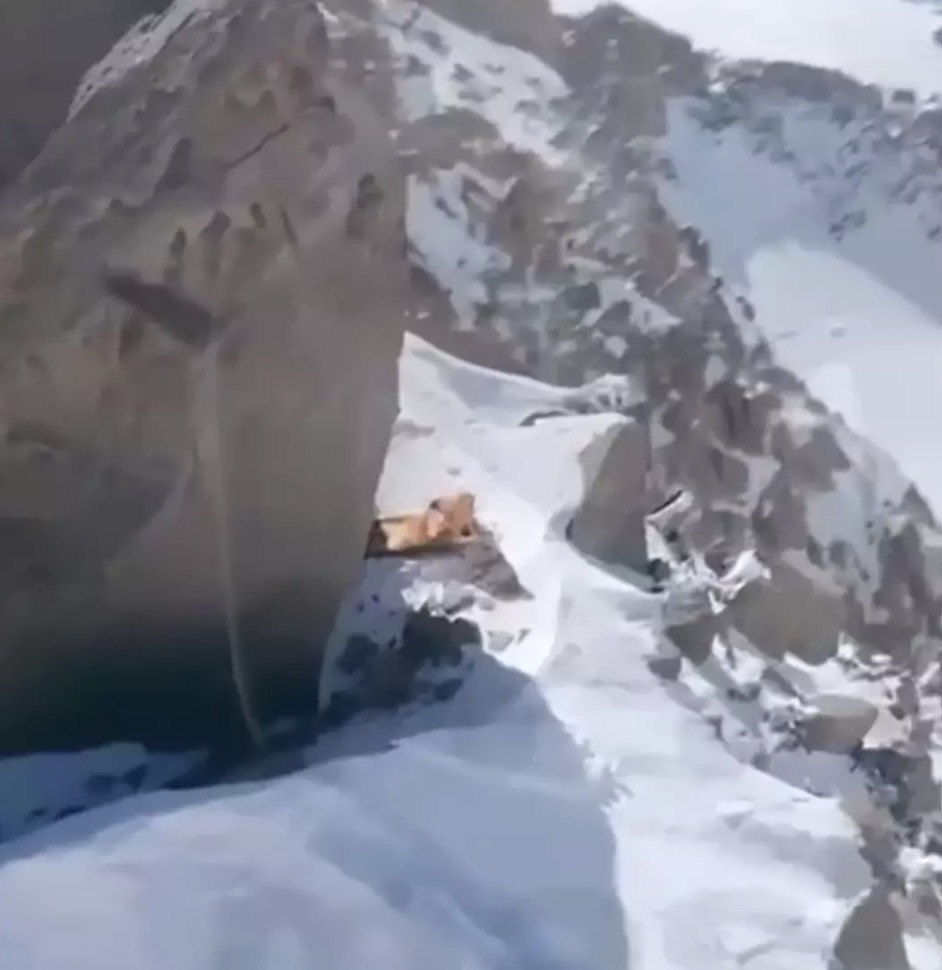 Socorristas abandonaram esforços para salvar mulher com perna quebrada presa a 6.700 m de altitude em uma montanha por pelo menos 10 dias Nagovitsina foi vista se movendo em imagens de drone no início desta semana (east2west)