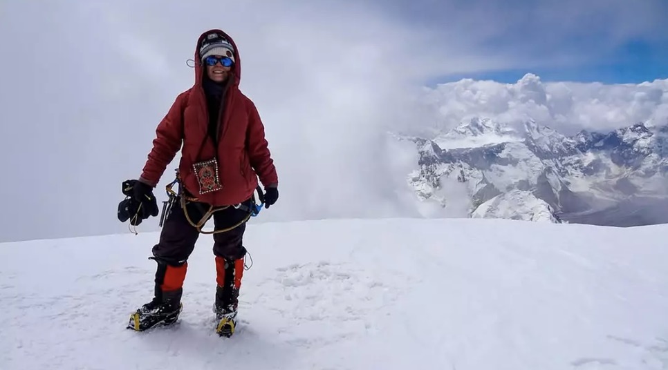 Filho de alpinista "deixada para morrer" após ficar presa na montanha faz apelo desesperado ao afirmar que ela "ainda está viva" Natalia quebrou a perna enquanto tentava descer o Pico da Vitória (East2West)