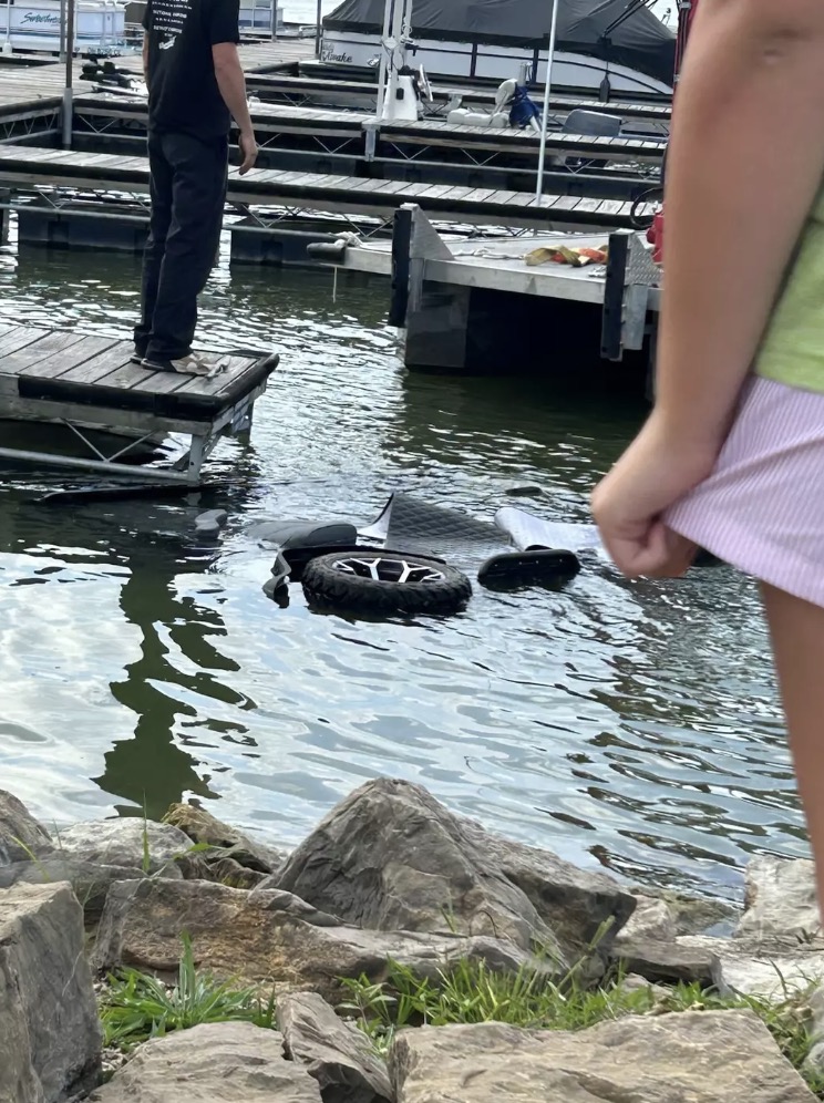 Mãe é acusada de afogar filho de 4 anos em lago "por Deus" em meio a "delírios espirituais", enquanto o marido também morre O carrinho de golfe foi encontrado submerso, mas os filhos adolescentes conseguiram escapar (Muskingum Watershed Conservancy District)