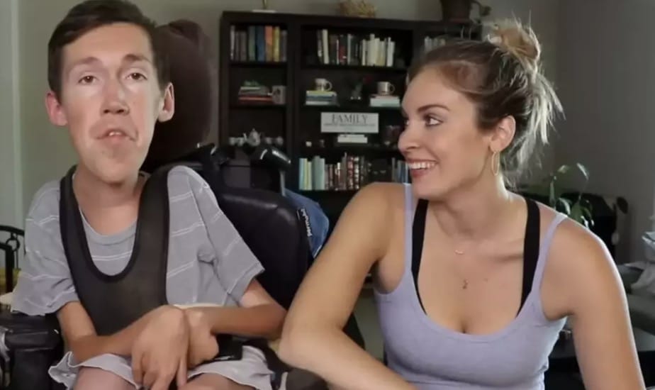 O casal compartilhou um TikTok rebatendo os comentários cruéis (YouTube/@squirmyandgrubs)