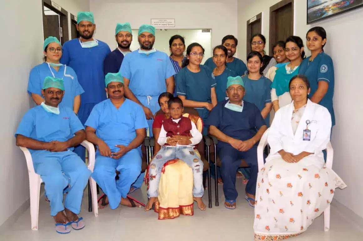 O incrível caso do menino de quem foram extraídos 526 dentes em uma única cirurgia O menino de 7 anos recebeu alta três dias após a cirurgia. Saveetha Dental College and Hospital