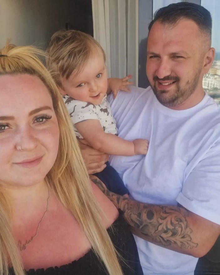 Mãe foi informada de que o filho tinha "síndrome do bebê feliz" antes de descobrirem que era uma doença rara e incurável O menino foi diagnosticado com uma doença rara chamada síndrome de Leigh (SWNS)